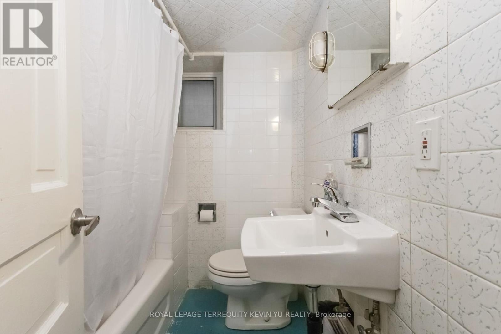 












23 KENNETH AVENUE

,
Toronto,




Ontario
M6P1J1

