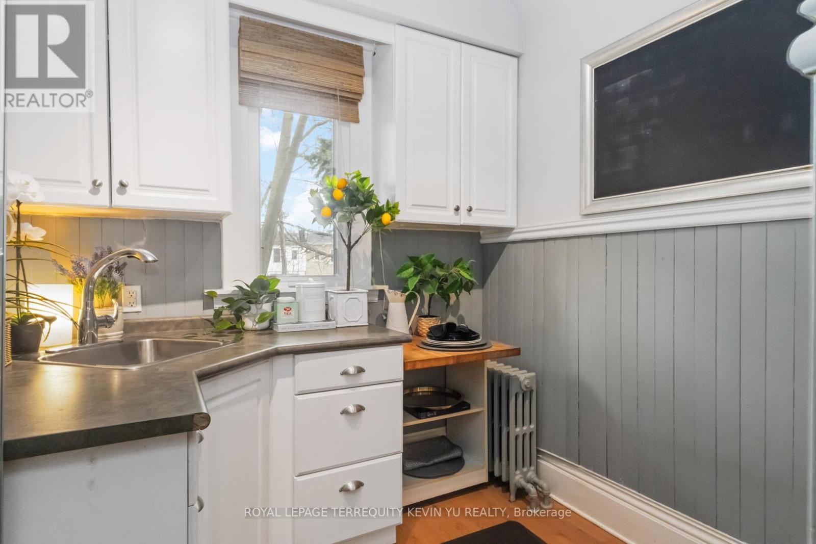 












23 KENNETH AVENUE

,
Toronto,




Ontario
M6P1J1


