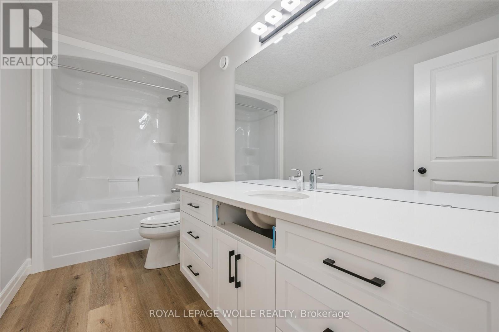 












102 SOUTH PARKWOOD BOULEVARD

,
Woolwich,




Ontario
N3B0E6

