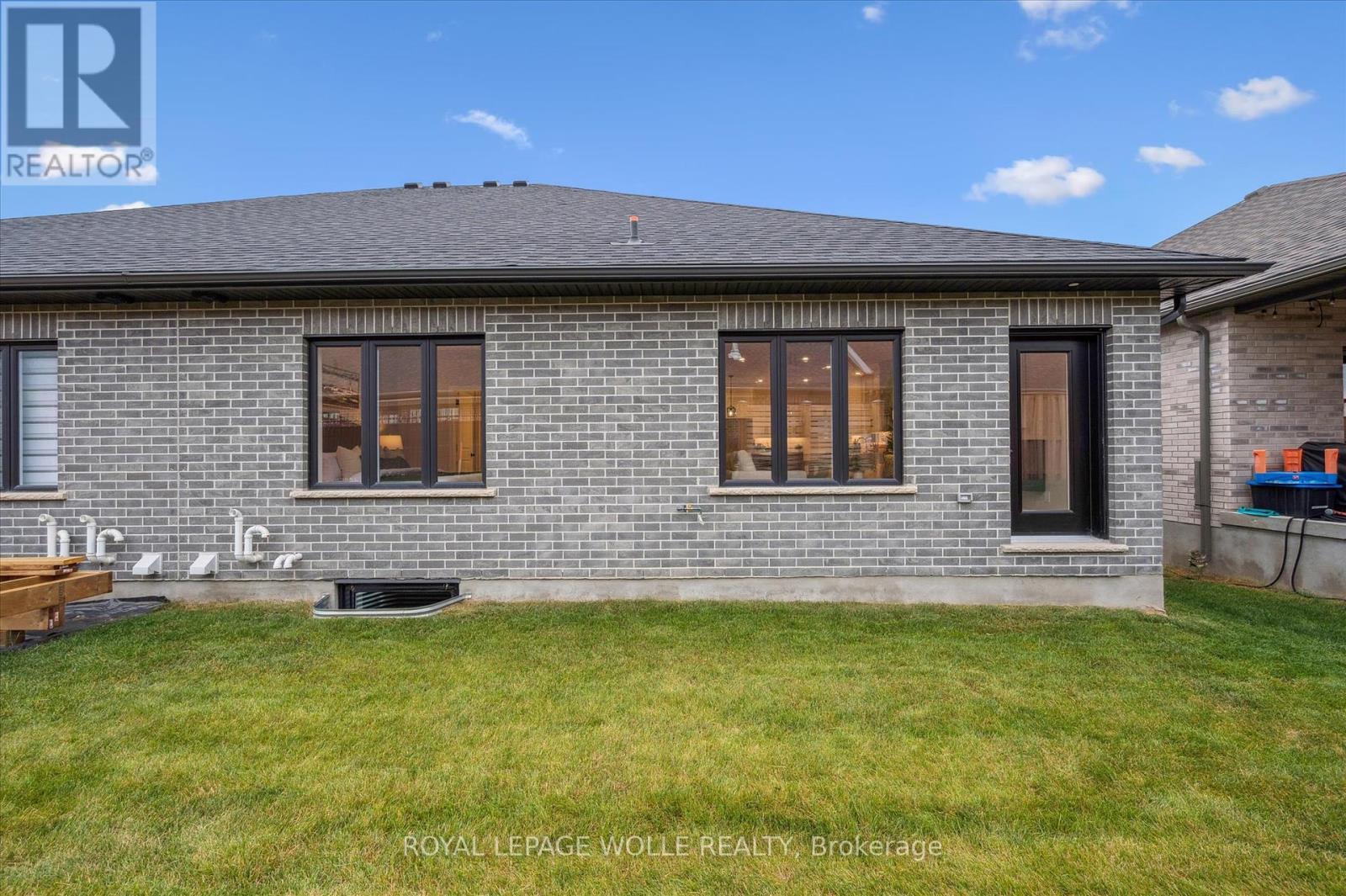 












102 SOUTH PARKWOOD BOULEVARD

,
Woolwich,




Ontario
N3B0E6

