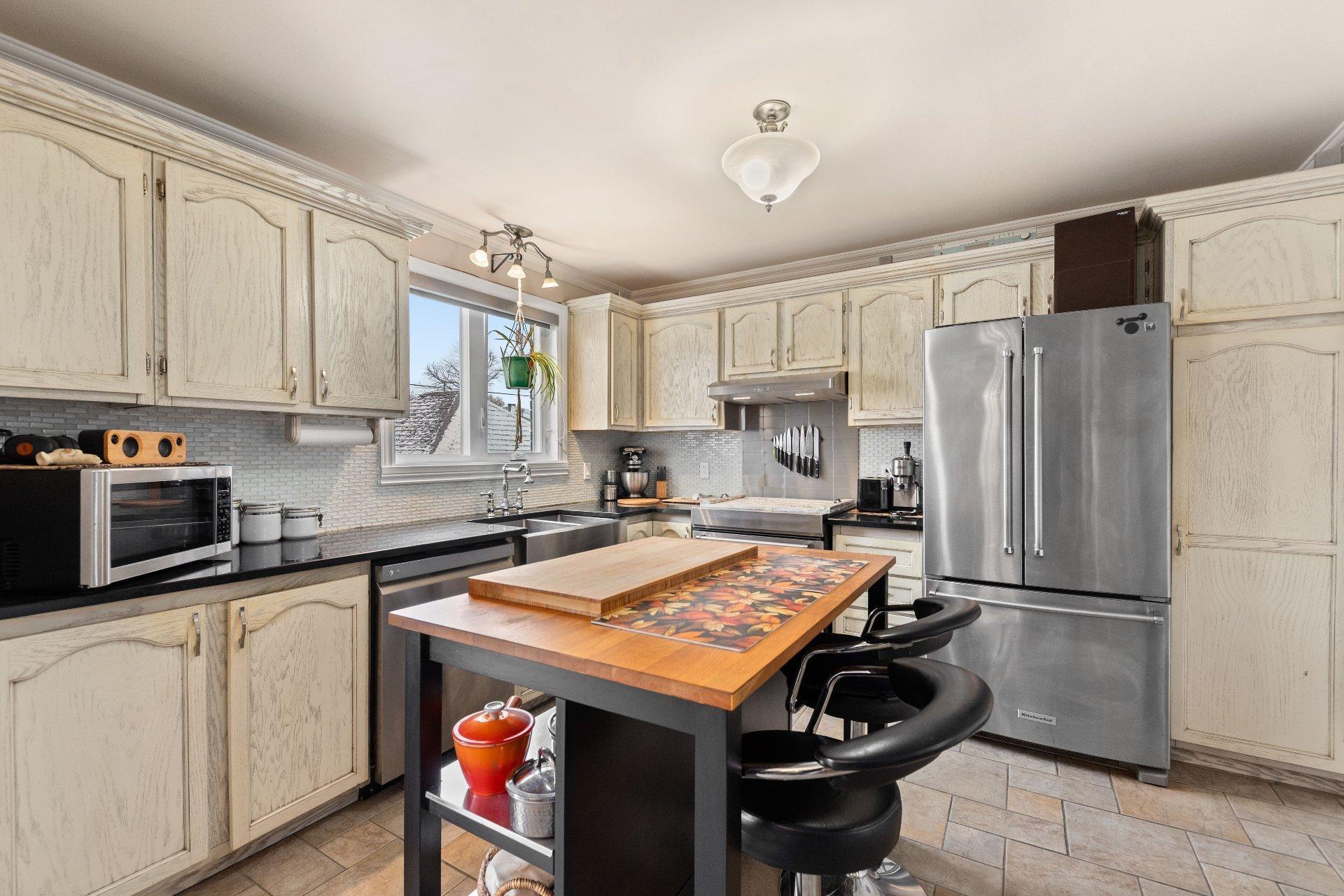 









3615


Rue Gélineau

,
Longueuil (Saint-Hubert),




QC
J3Y4L3

