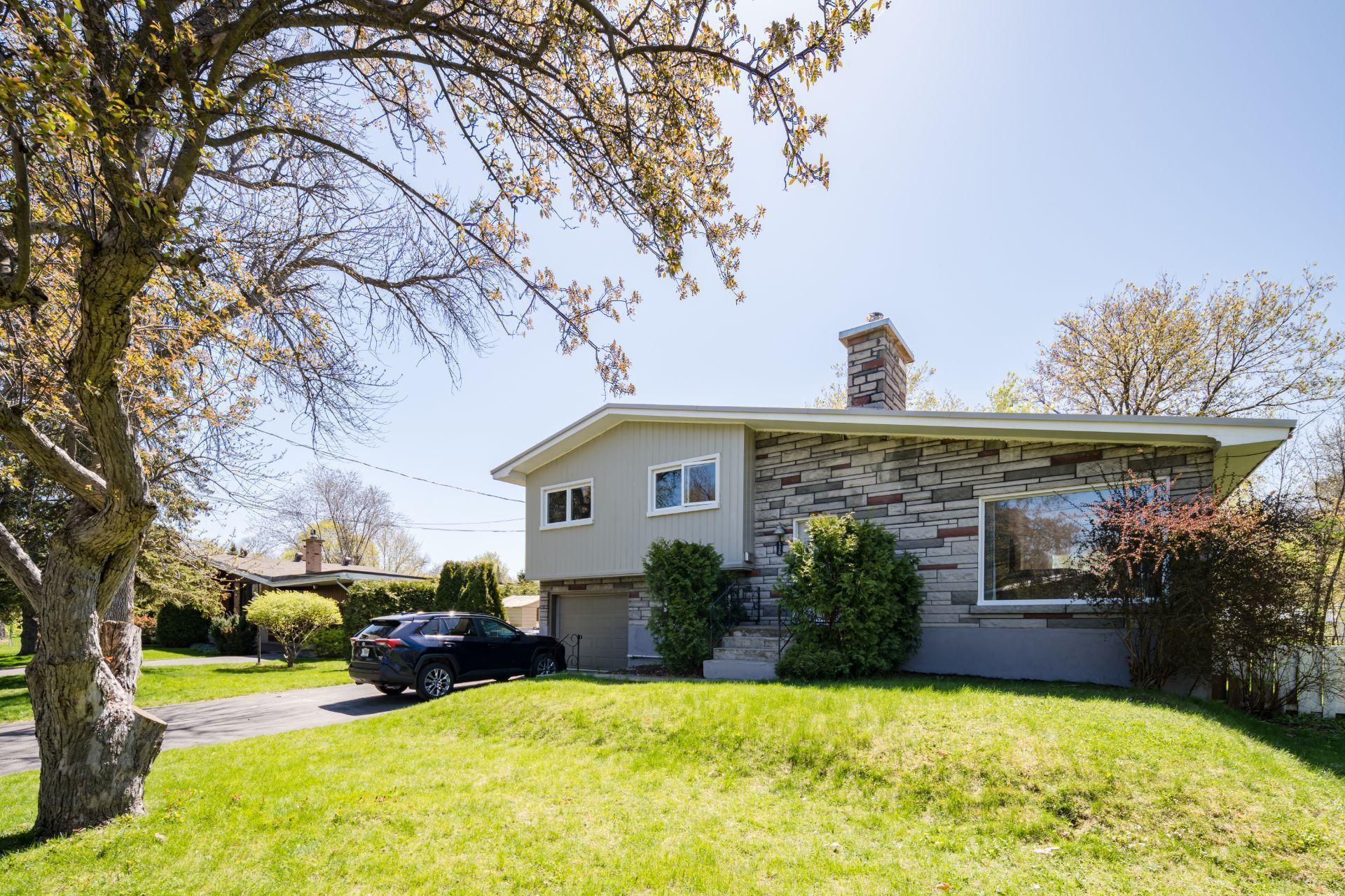 









136


Lincoln Drive

,
Beaconsfield,




QC
H9W1M6

