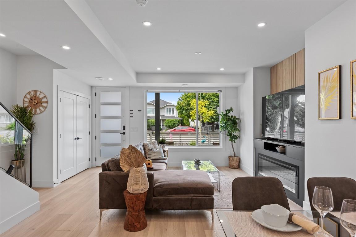 









787


Lawson

Avenue, 2,
Kelowna,




BC
V1Y 6S9

