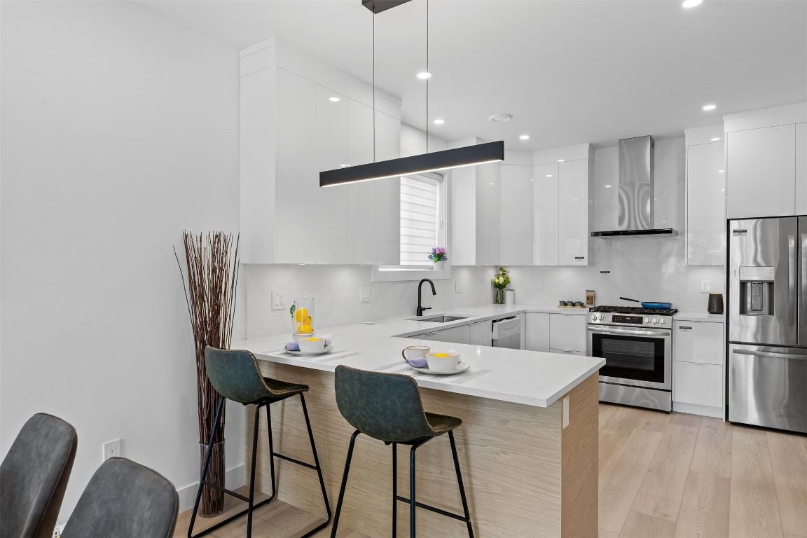 









787


Lawson

Avenue, 2,
Kelowna,




BC
V1Y 6S9

