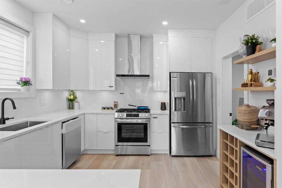 









787


Lawson

Avenue, 2,
Kelowna,




BC
V1Y 6S9

