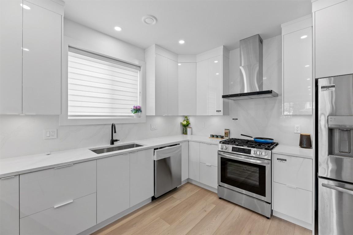 









787


Lawson

Avenue, 2,
Kelowna,




BC
V1Y 6S9

