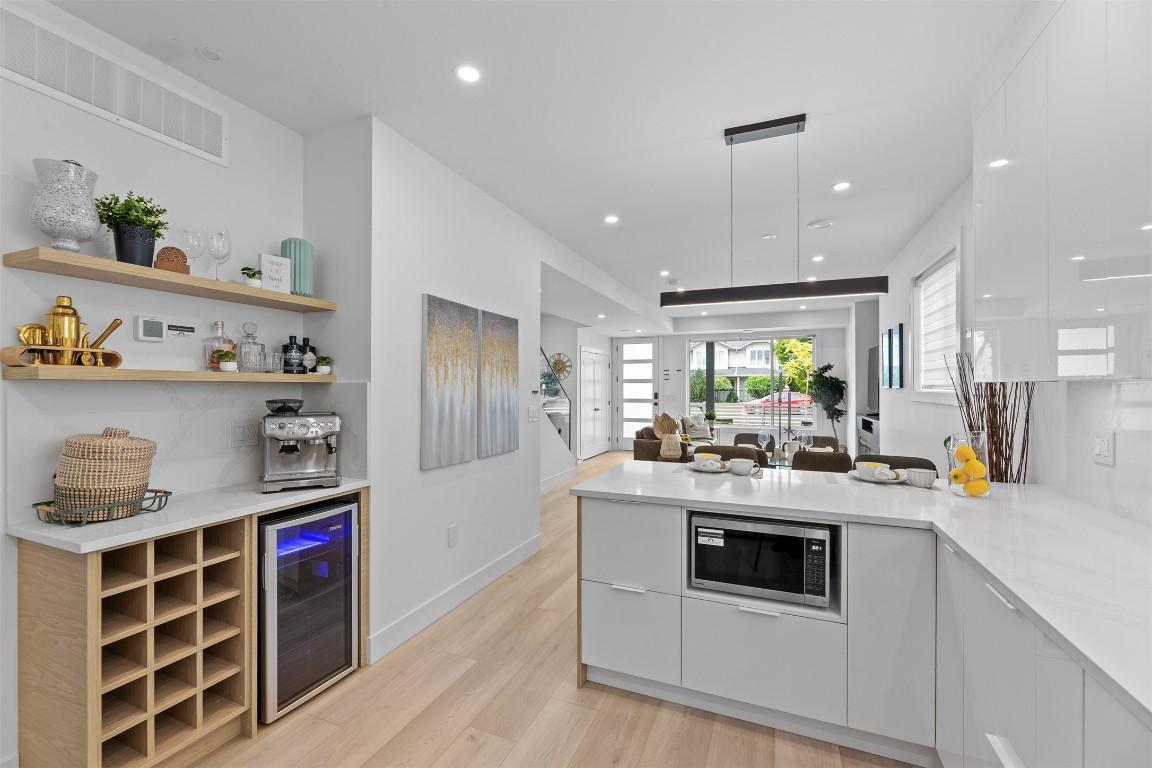 









787


Lawson

Avenue, 2,
Kelowna,




BC
V1Y 6S9

