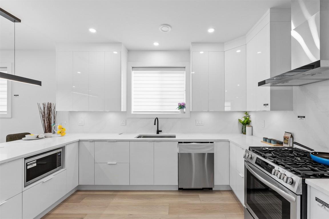









787


Lawson

Avenue, 2,
Kelowna,




BC
V1Y 6S9

