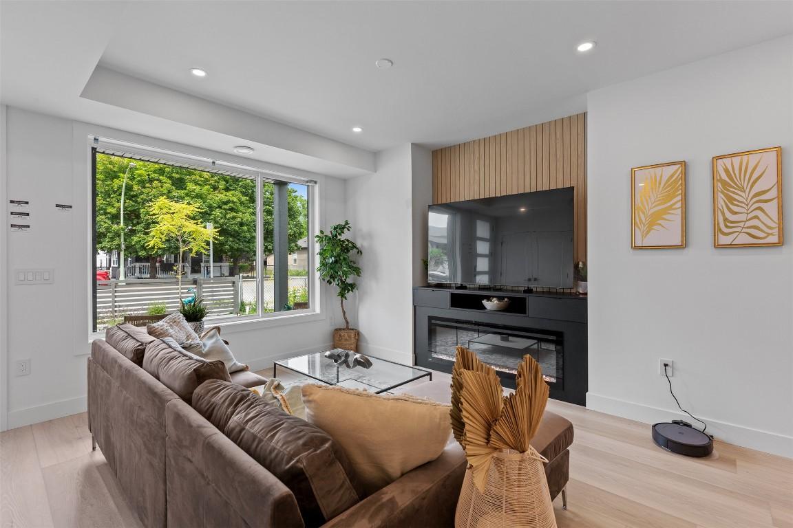 









787


Lawson

Avenue, 2,
Kelowna,




BC
V1Y 6S9

