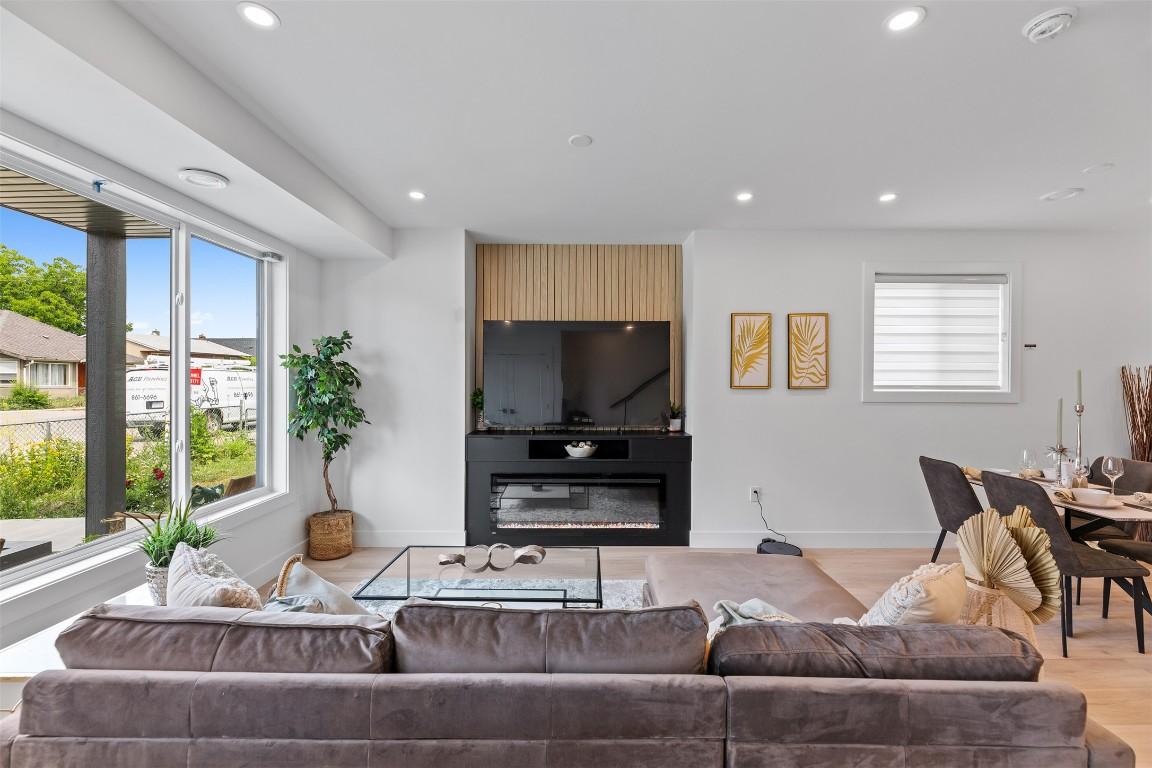 









787


Lawson

Avenue, 2,
Kelowna,




BC
V1Y 6S9

