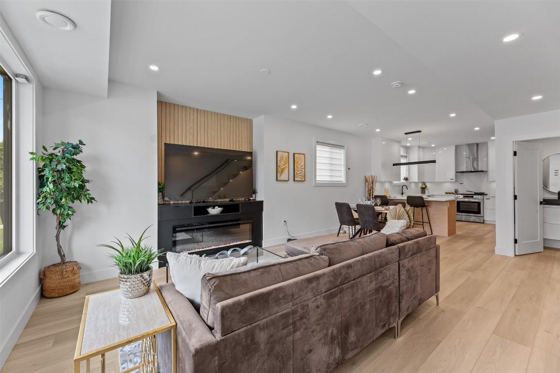 









787


Lawson

Avenue, 2,
Kelowna,




BC
V1Y 6S9

