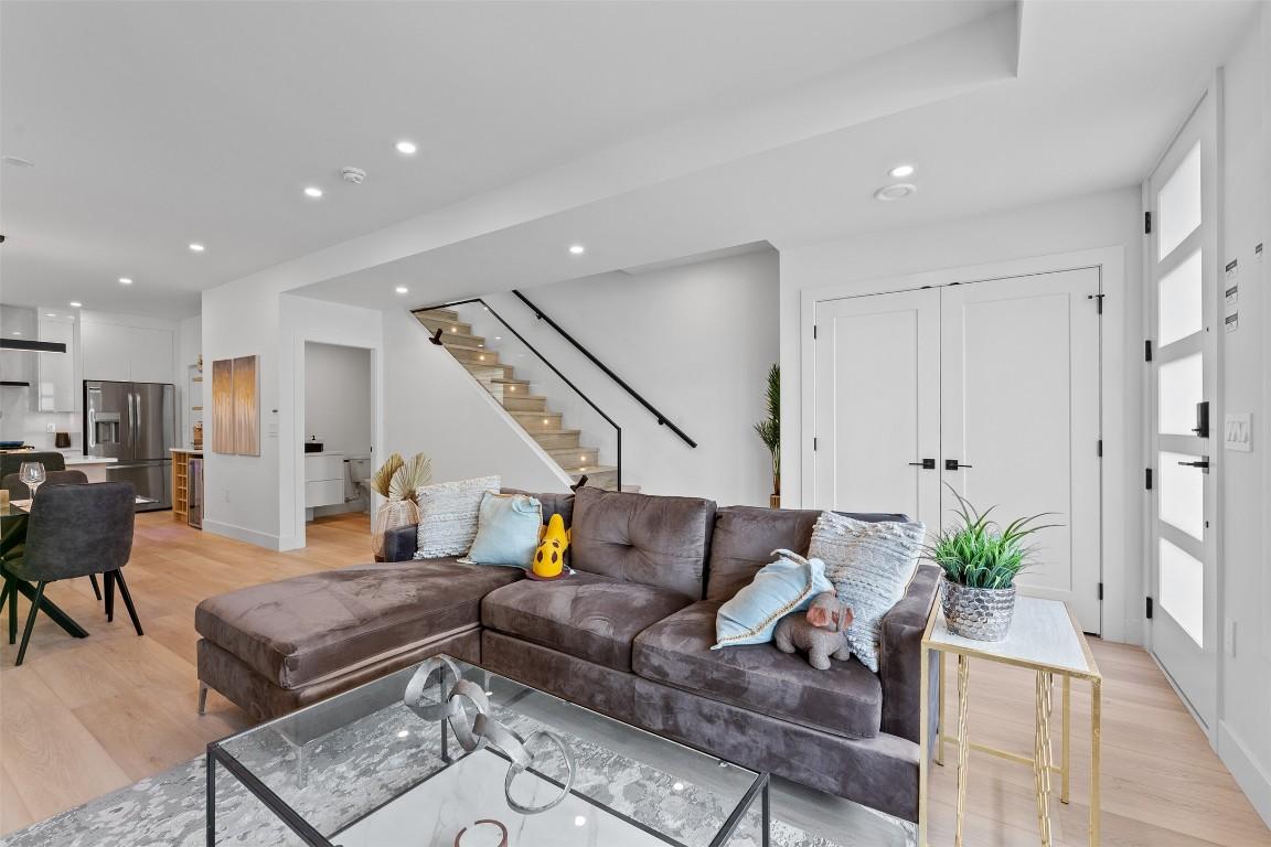 









787


Lawson

Avenue, 2,
Kelowna,




BC
V1Y 6S9

