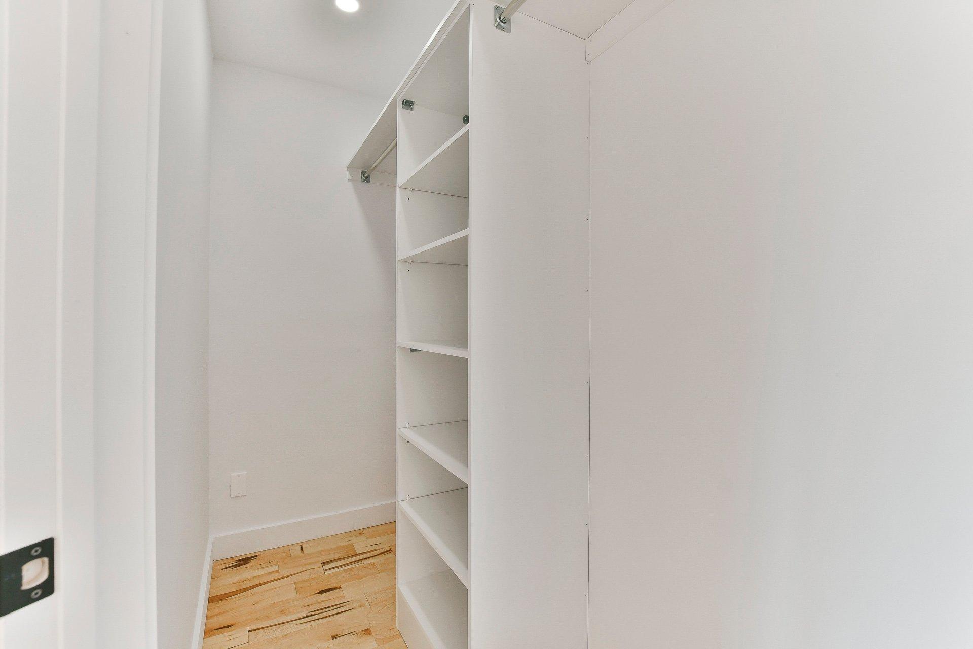 









995


Boul. Iberville

,
Repentigny (Repentigny),




QC
J5Y3A8

