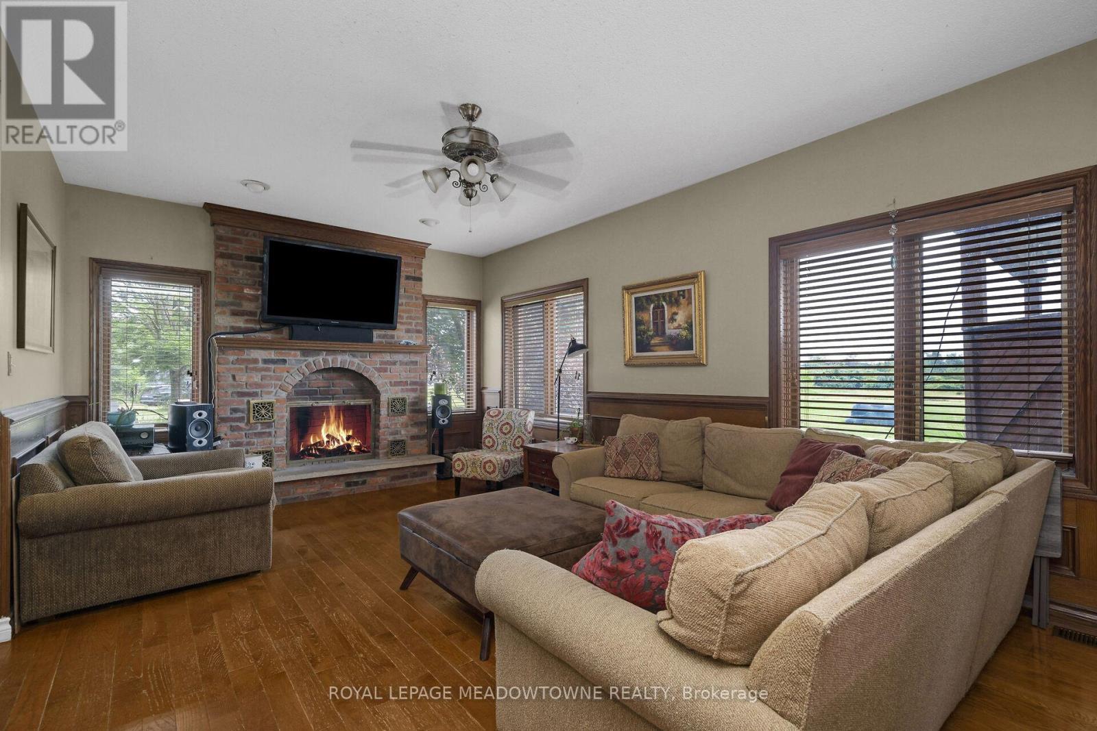 












692 5 CONCESSION W

,
Hamilton,




Ontario
L9H5E2

