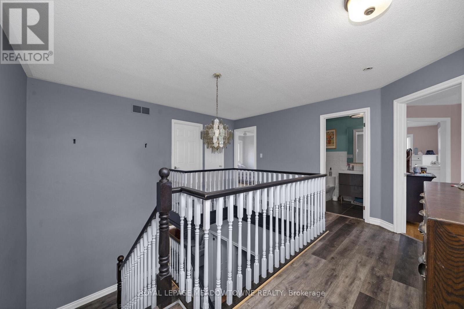 












692 5 CONCESSION W

,
Hamilton,




Ontario
L9H5E2

