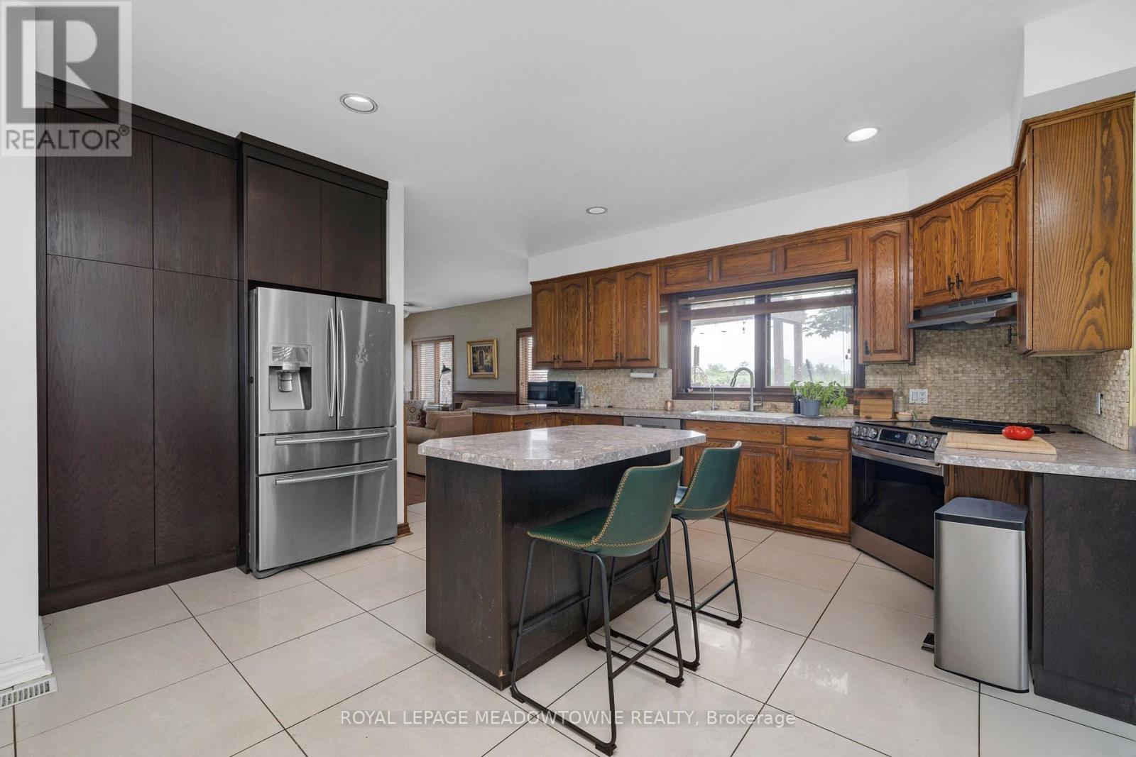












692 5 CONCESSION W

,
Hamilton,




Ontario
L9H5E2

