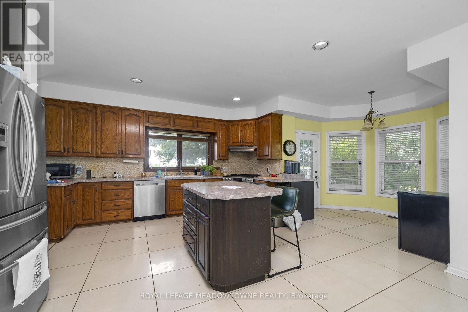 












692 5 CONCESSION W

,
Hamilton,




Ontario
L9H5E2

