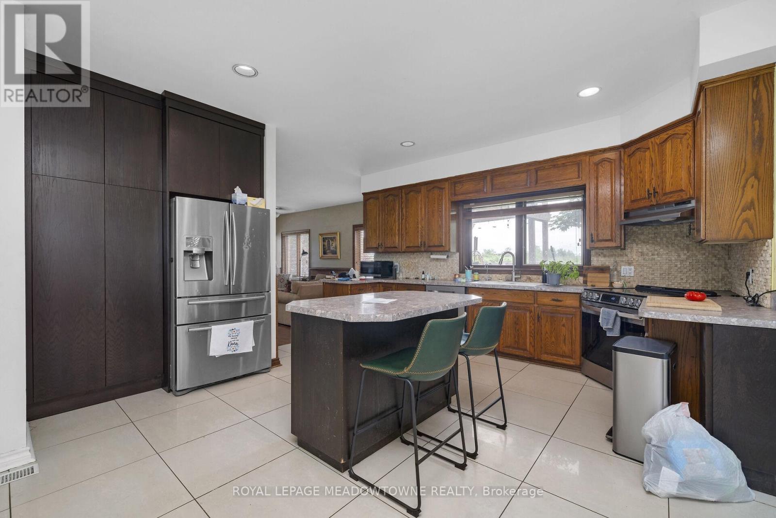 












692 5 CONCESSION W

,
Hamilton,




Ontario
L9H5E2

