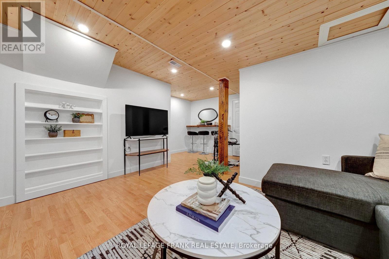












1722 NORTHFIELD AVENUE

,
Oshawa (Samac),




Ontario
L1K2T6

