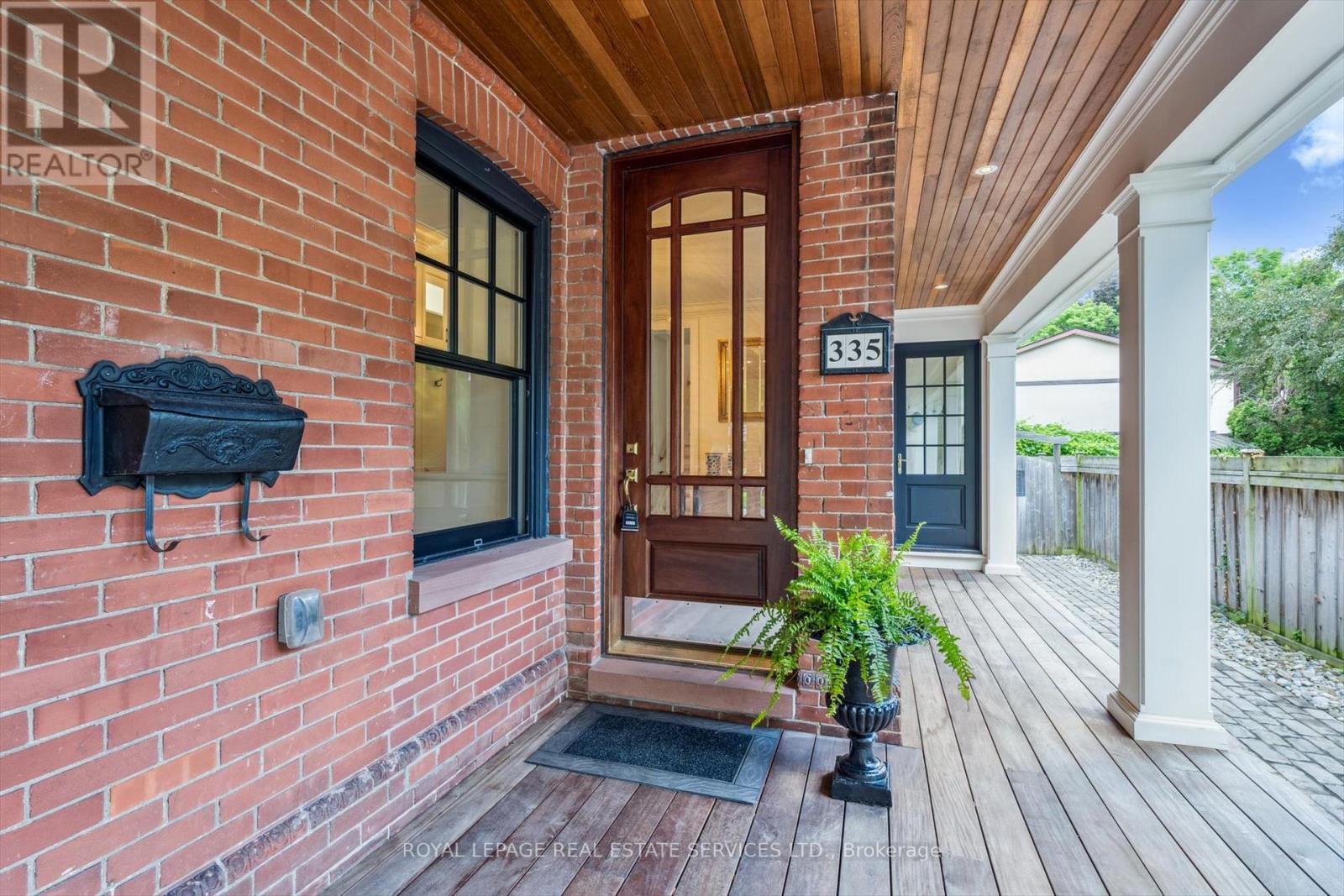 












335 LAKESHORE ROAD W

,
Oakville,




Ontario
L6K1G3

