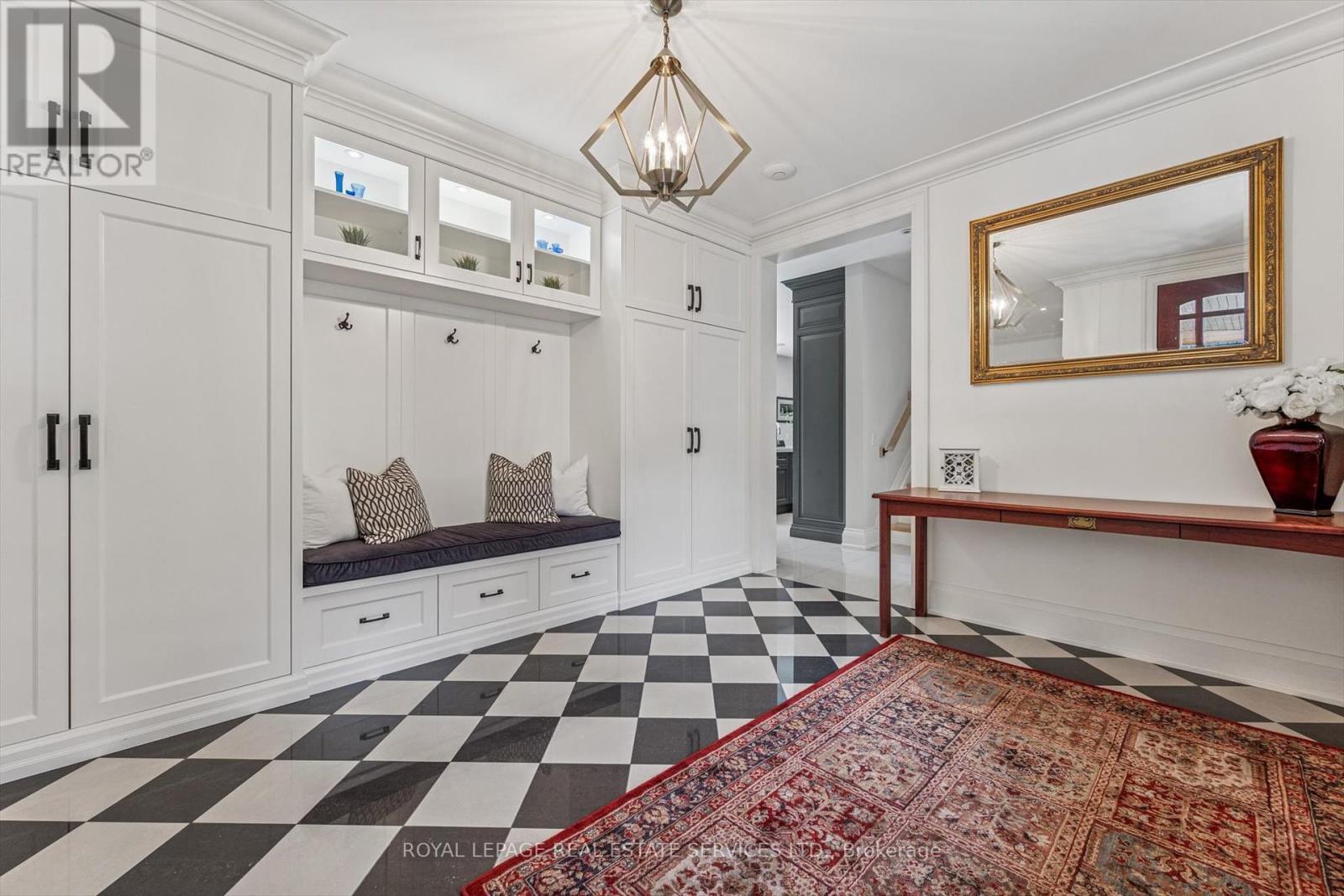 












335 LAKESHORE ROAD W

,
Oakville,




Ontario
L6K1G3

