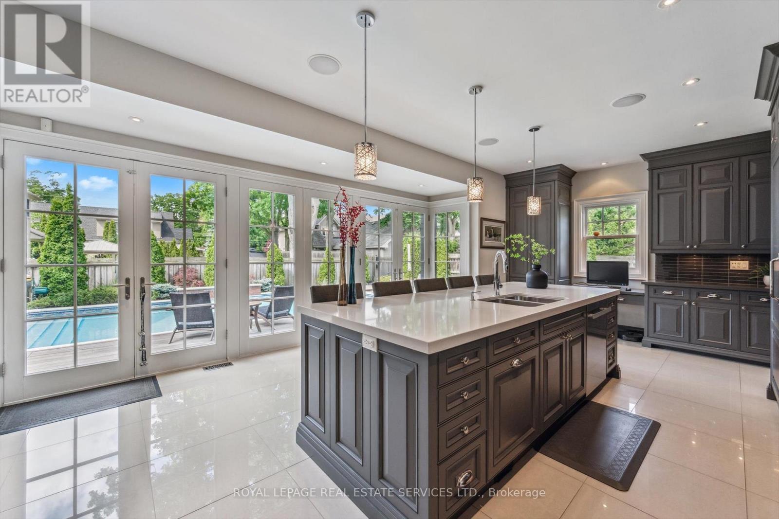 












335 LAKESHORE ROAD W

,
Oakville,




Ontario
L6K1G3

