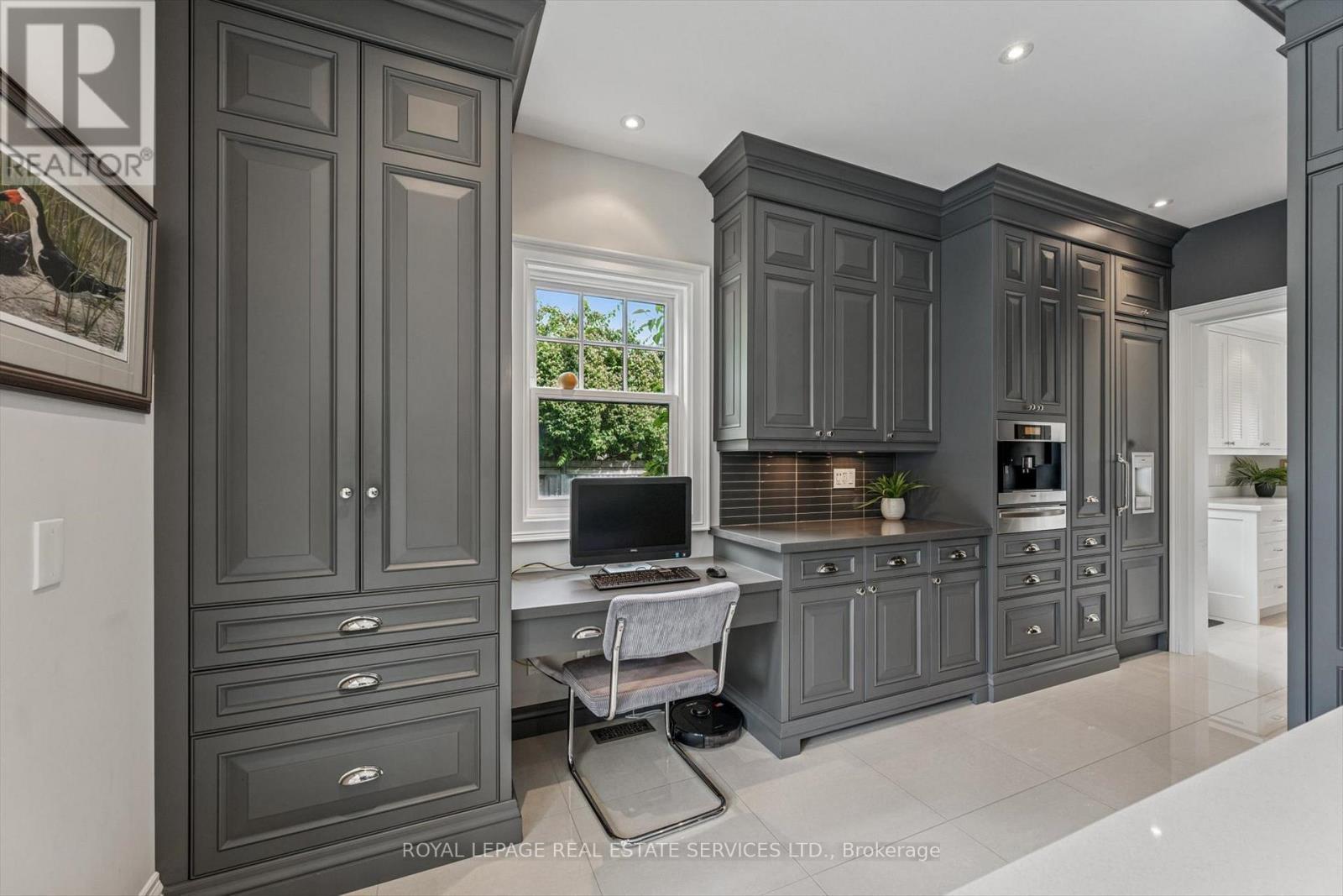 












335 LAKESHORE ROAD W

,
Oakville,




Ontario
L6K1G3

