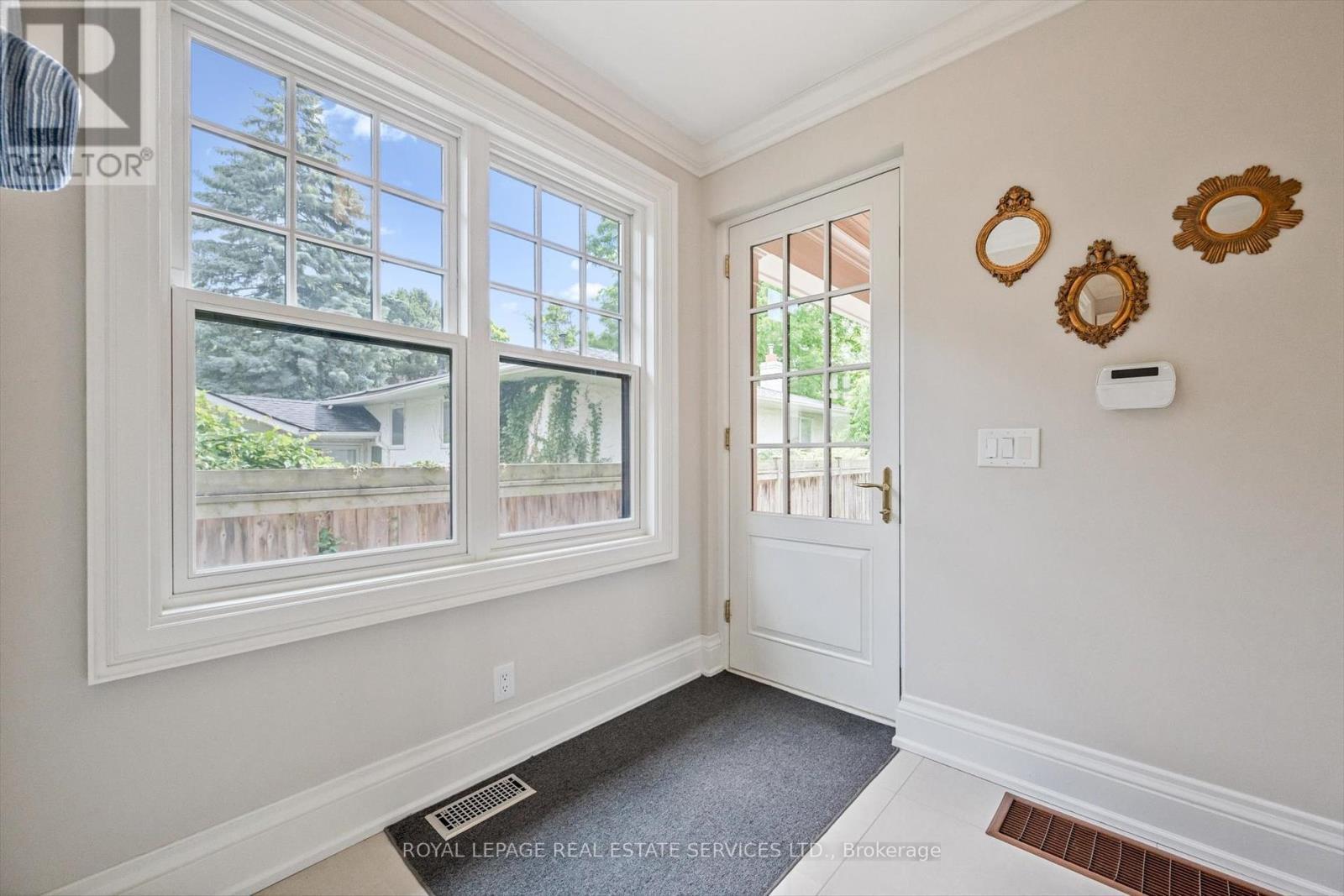 












335 LAKESHORE ROAD W

,
Oakville,




Ontario
L6K1G3

