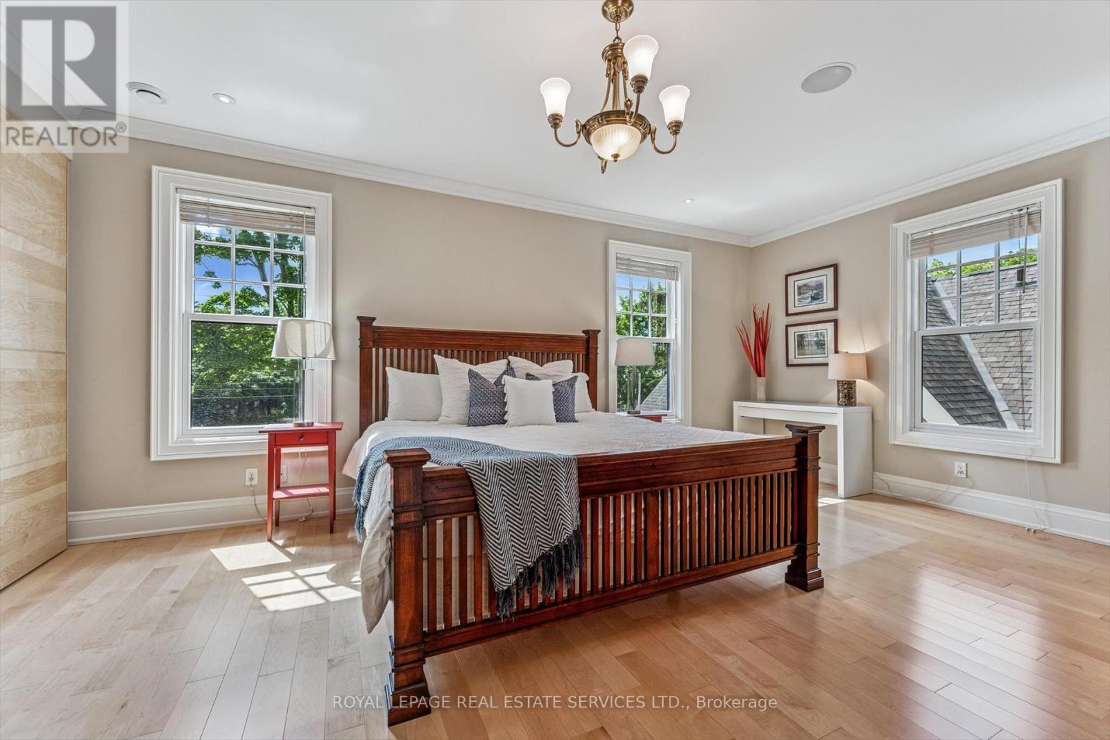 












335 LAKESHORE ROAD W

,
Oakville,




Ontario
L6K1G3

