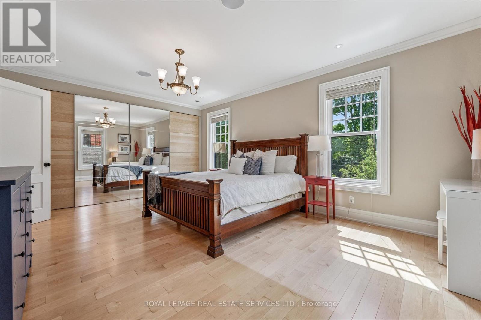 












335 LAKESHORE ROAD W

,
Oakville,




Ontario
L6K1G3

