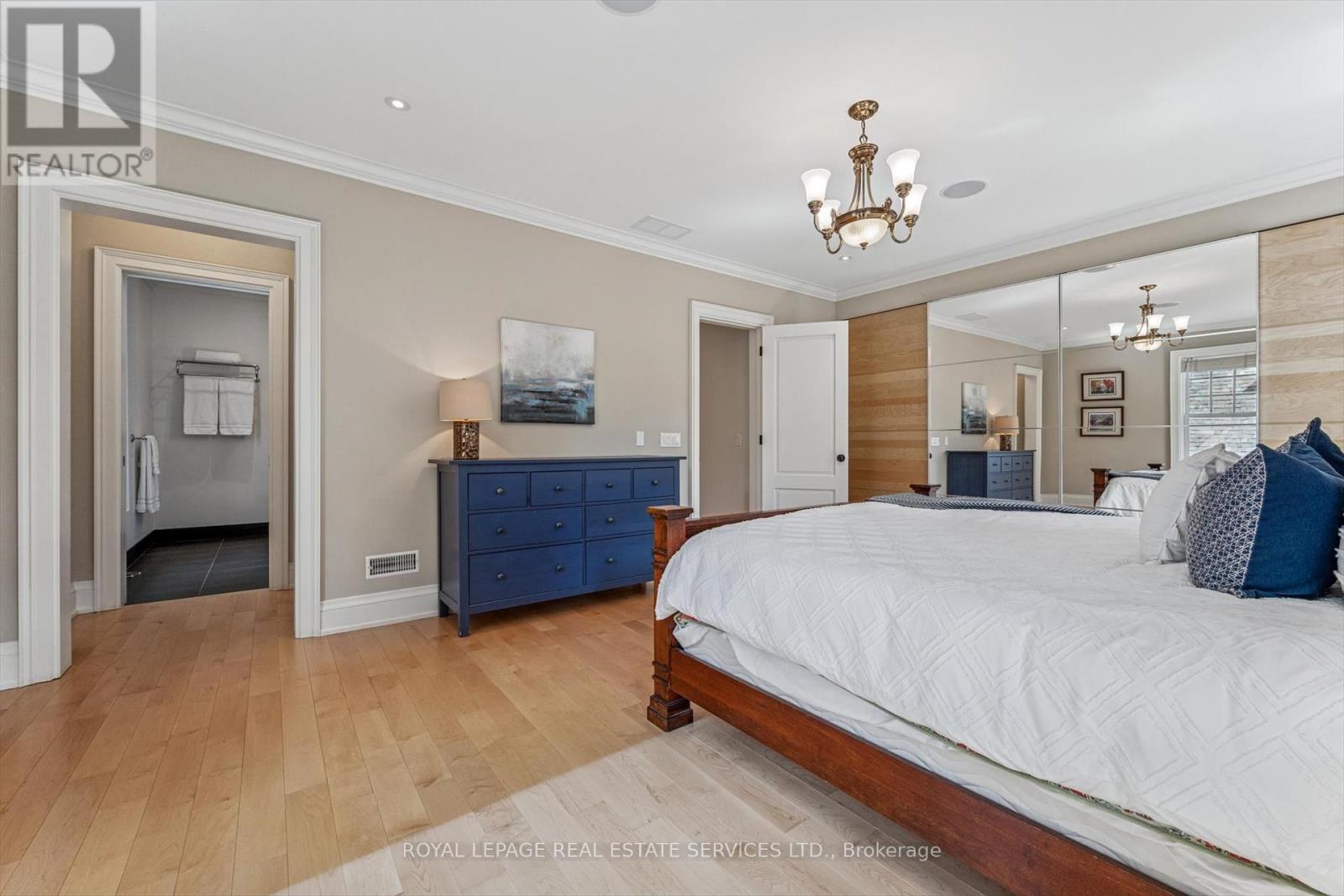 












335 LAKESHORE ROAD W

,
Oakville,




Ontario
L6K1G3

