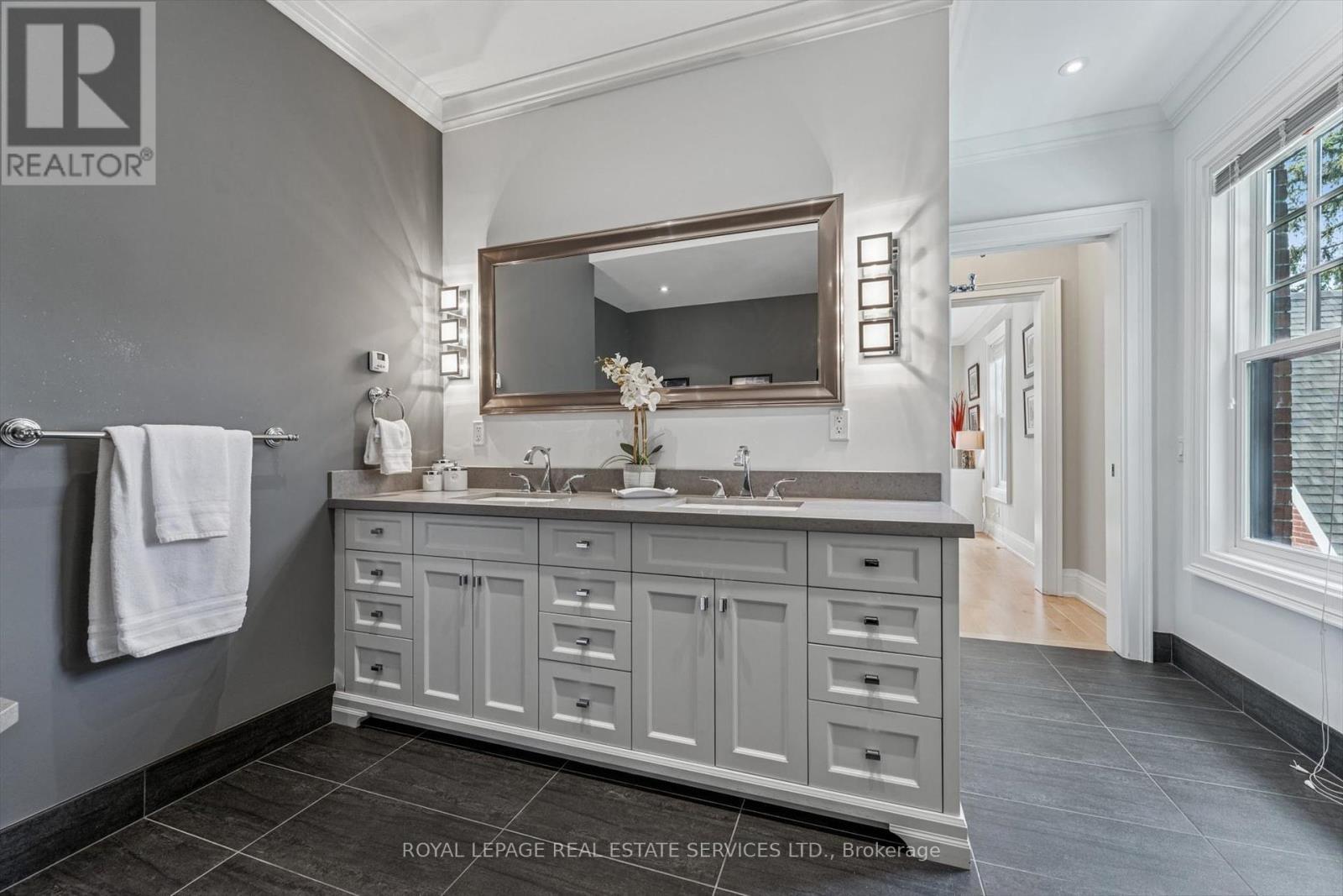 












335 LAKESHORE ROAD W

,
Oakville,




Ontario
L6K1G3

