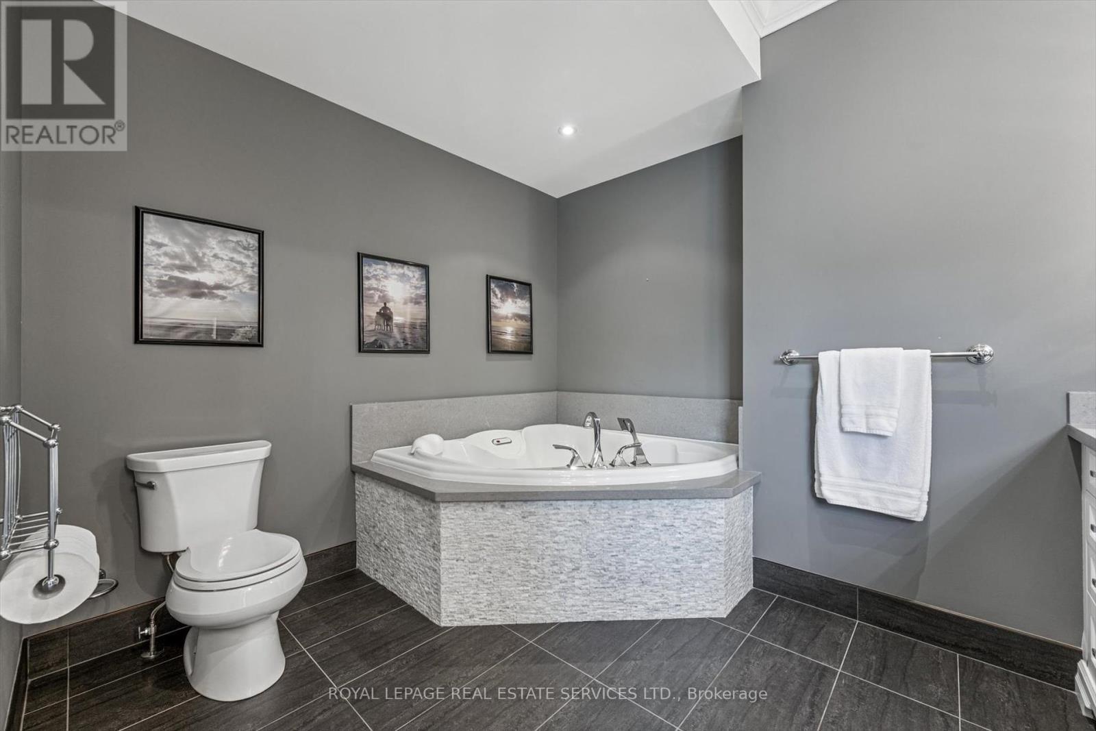 












335 LAKESHORE ROAD W

,
Oakville,




Ontario
L6K1G3


