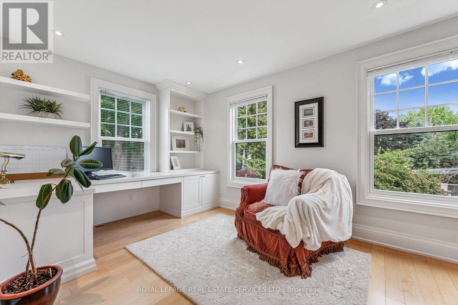 












335 LAKESHORE ROAD W

,
Oakville,




Ontario
L6K1G3

