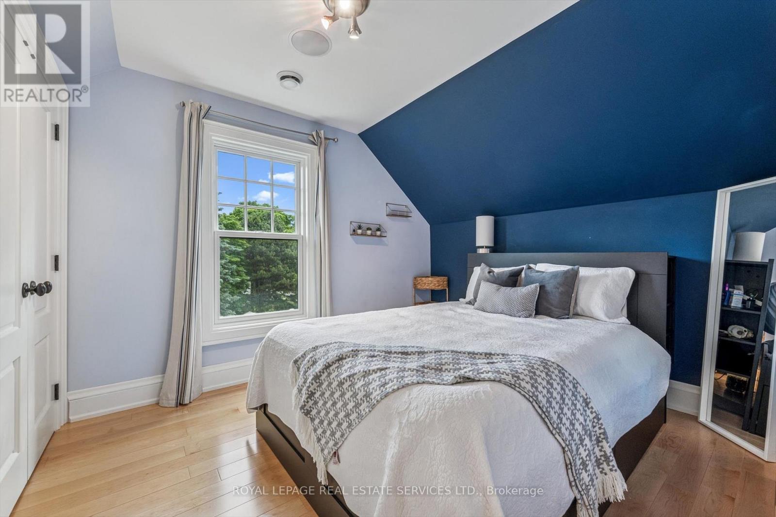 












335 LAKESHORE ROAD W

,
Oakville,




Ontario
L6K1G3

