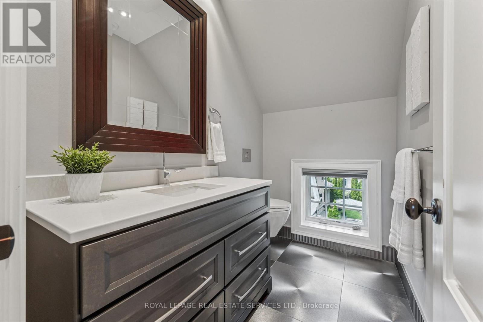 












335 LAKESHORE ROAD W

,
Oakville,




Ontario
L6K1G3

