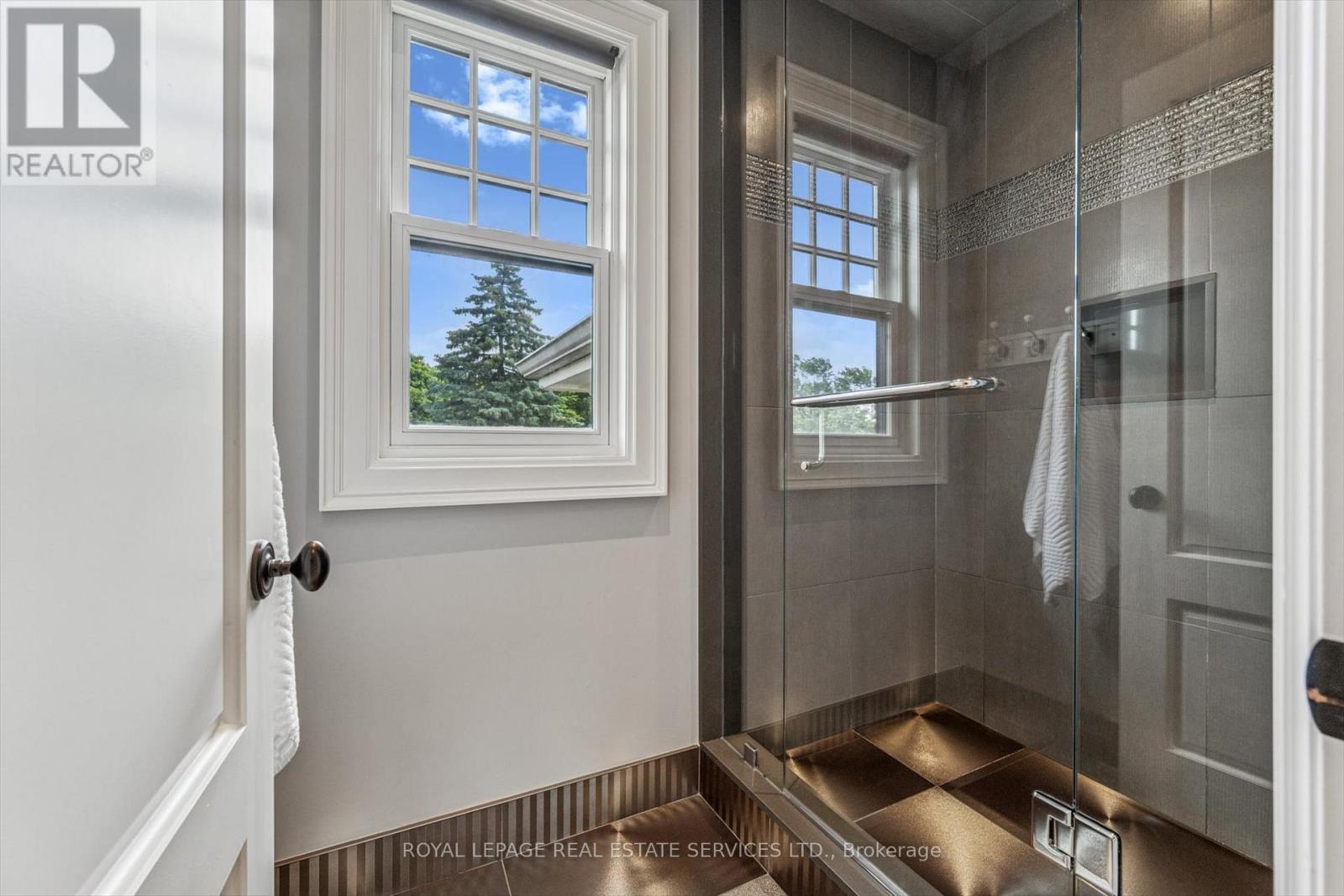 












335 LAKESHORE ROAD W

,
Oakville,




Ontario
L6K1G3

