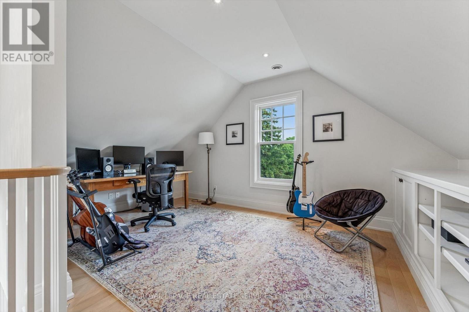 












335 LAKESHORE ROAD W

,
Oakville,




Ontario
L6K1G3


