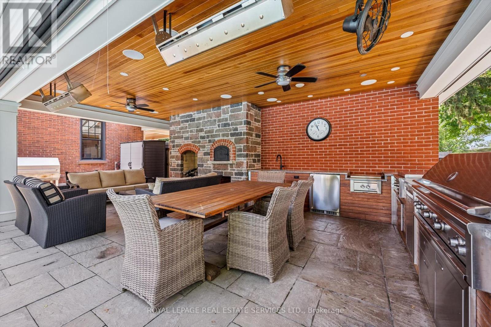 












335 LAKESHORE ROAD W

,
Oakville,




Ontario
L6K1G3

