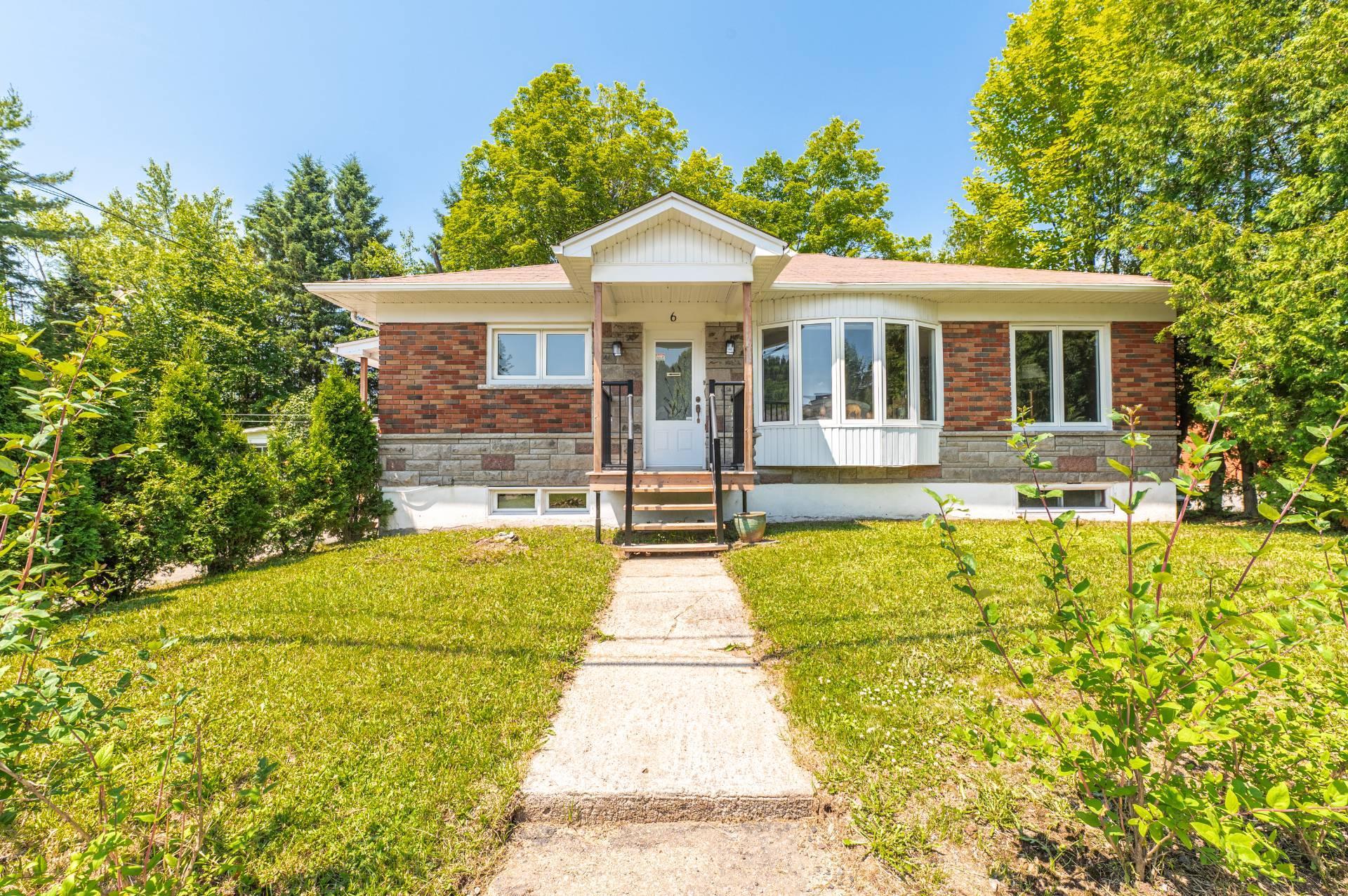 









6


Rue Liboiron

,
Sainte-Agathe-des-Monts,




QC
J8C2X3

