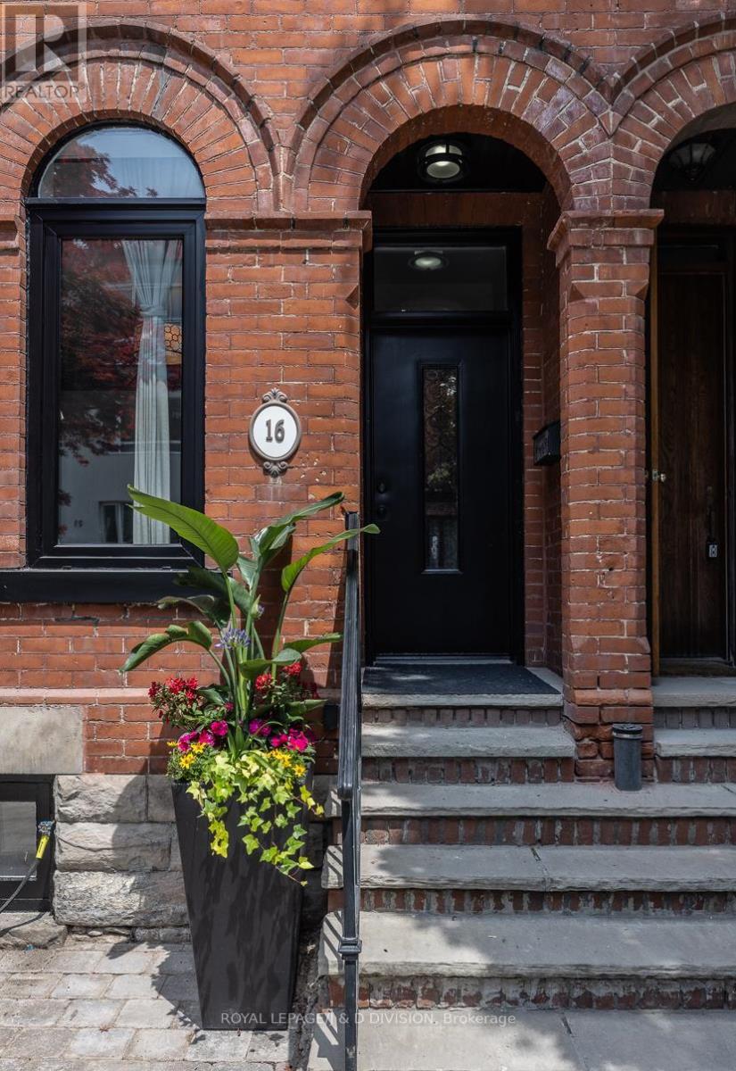 












16 BOSWELL AVENUE

,
Toronto,




Ontario
M5R1M4

