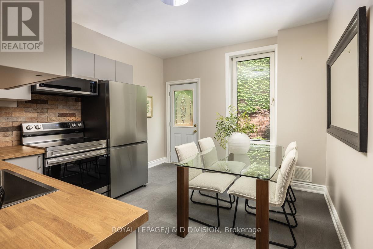 












16 BOSWELL AVENUE

,
Toronto,




Ontario
M5R1M4


