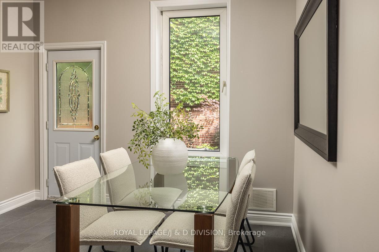 












16 BOSWELL AVENUE

,
Toronto,




Ontario
M5R1M4


