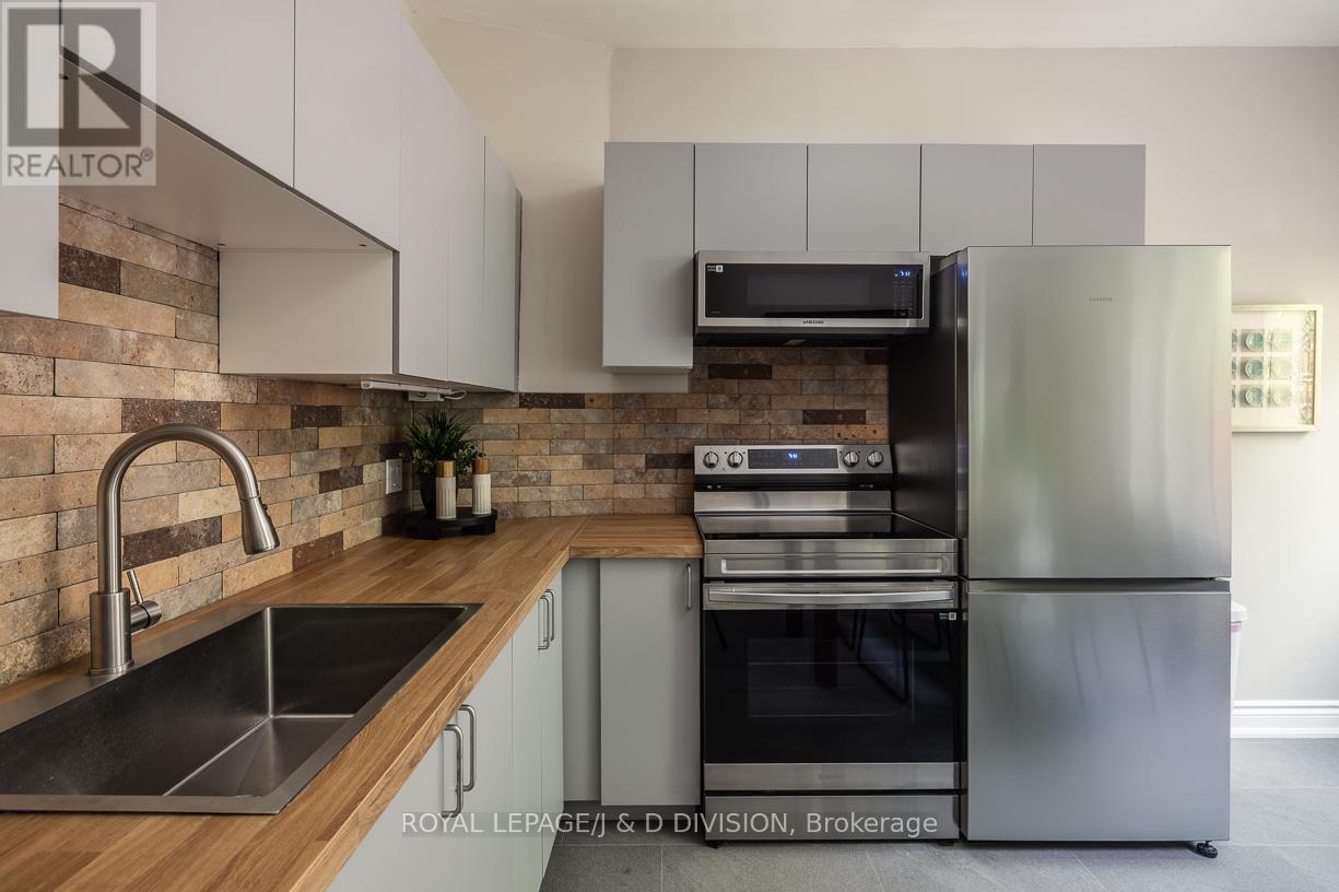 












16 BOSWELL AVENUE

,
Toronto,




Ontario
M5R1M4

