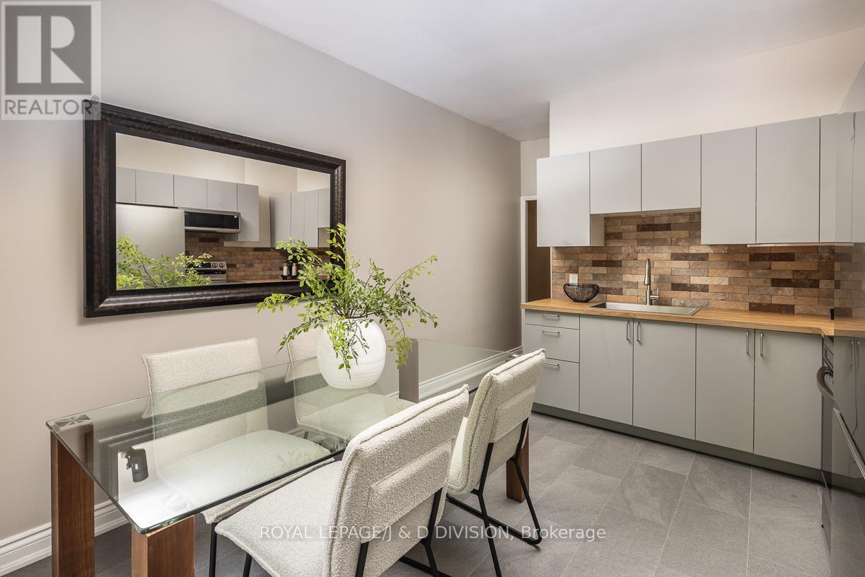 












16 BOSWELL AVENUE

,
Toronto,




Ontario
M5R1M4

