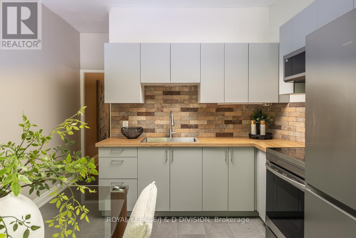 












16 BOSWELL AVENUE

,
Toronto,




Ontario
M5R1M4

