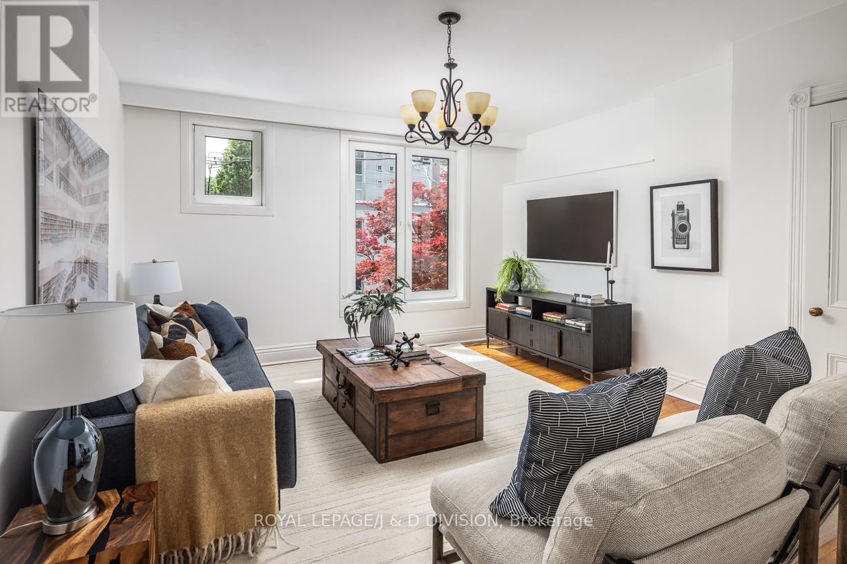 












16 BOSWELL AVENUE

,
Toronto,




Ontario
M5R1M4

