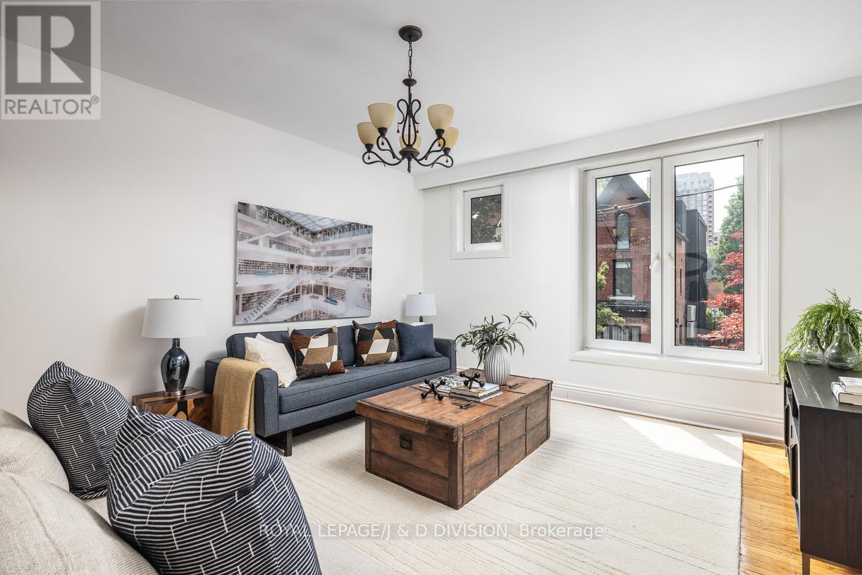












16 BOSWELL AVENUE

,
Toronto,




Ontario
M5R1M4

