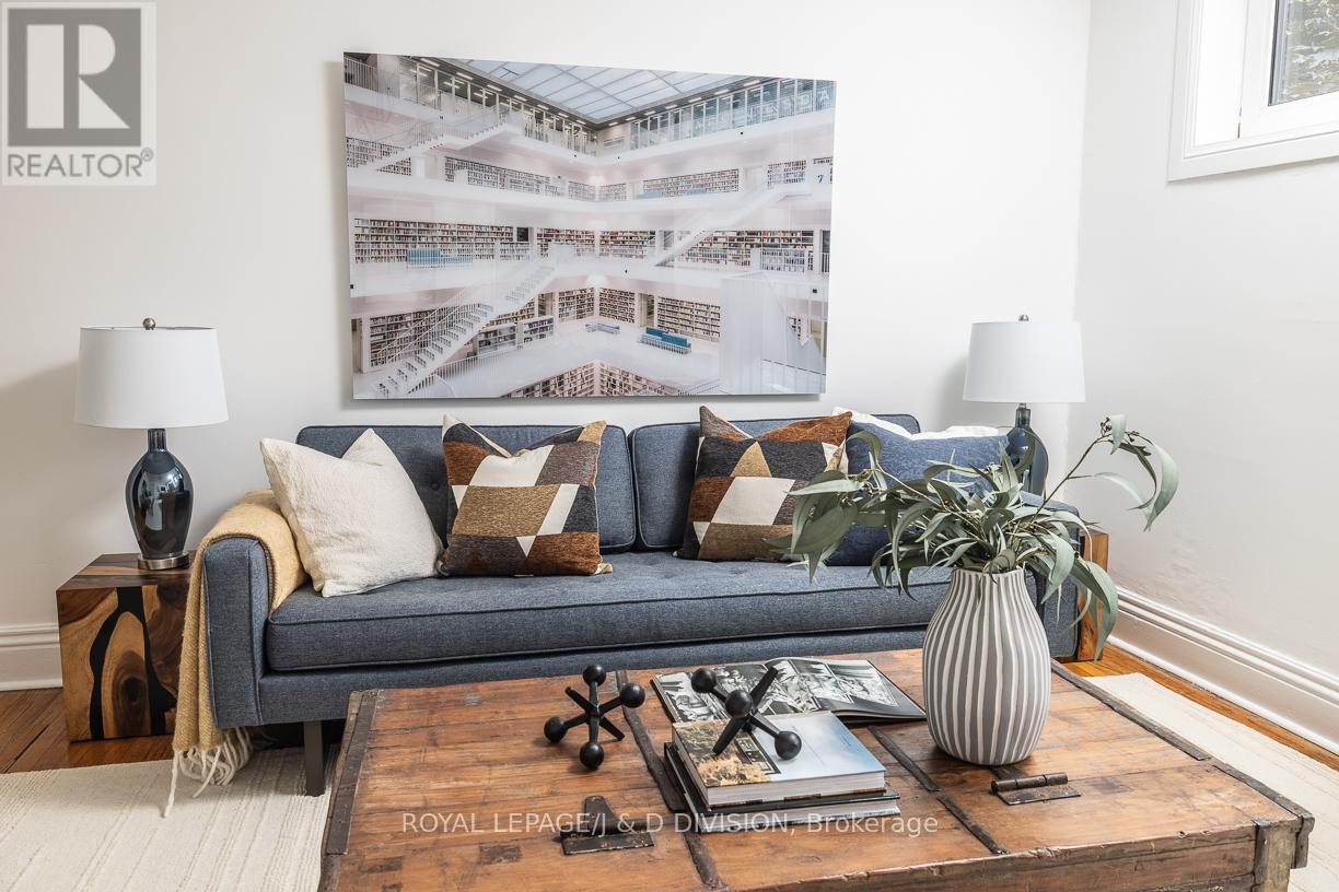 












16 BOSWELL AVENUE

,
Toronto,




Ontario
M5R1M4

