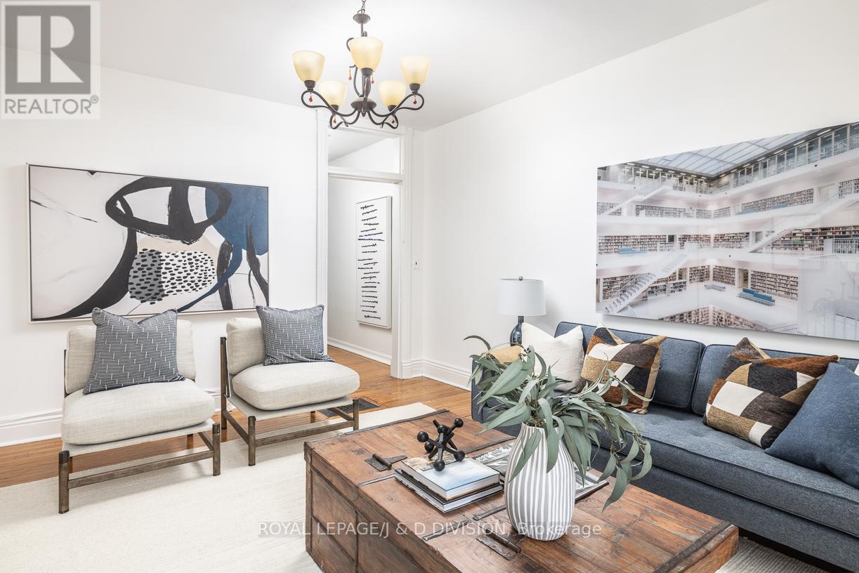 












16 BOSWELL AVENUE

,
Toronto,




Ontario
M5R1M4

